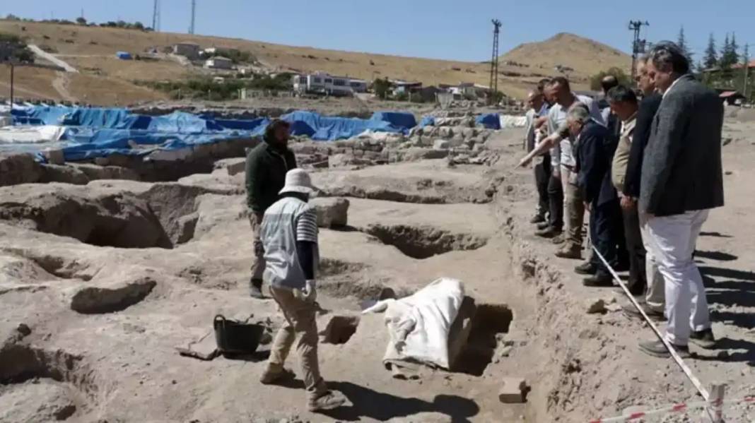 En Büyük Mozaik Kazısında Çocuk ve Yetişkin Mezarları Bulundu 13